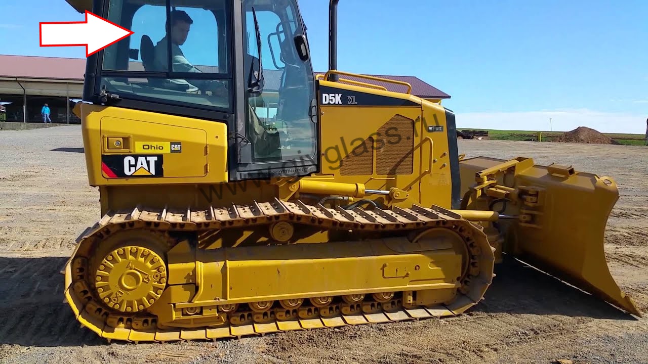 Бульдозер Caterpillar D5K XL / D6K - Стекло кузовное заднее правое верхнее форточка подвижная (закаленное)